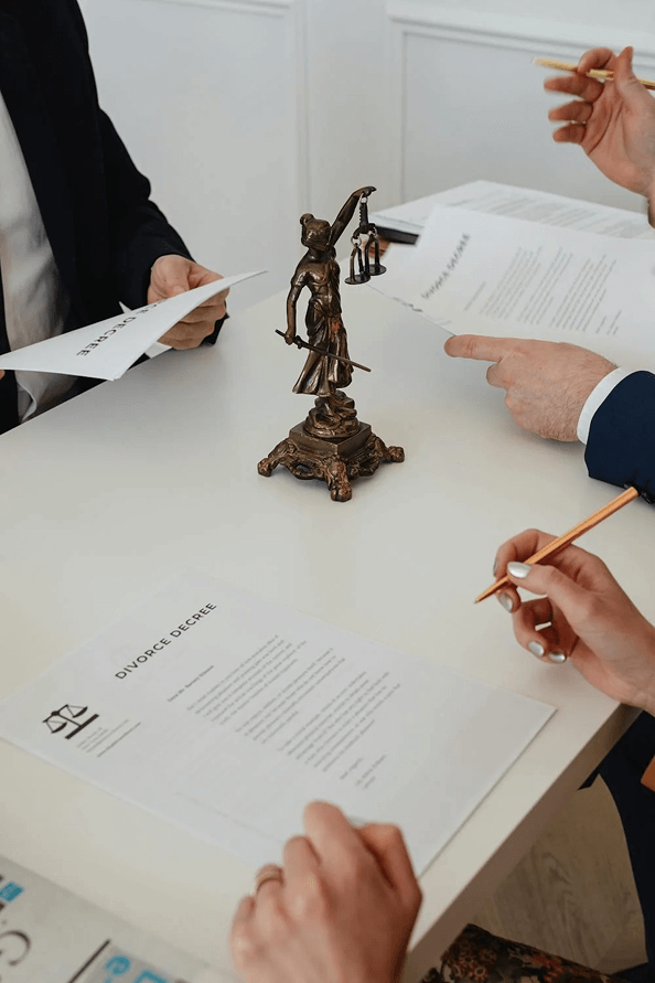 Personas firmando documentos legales